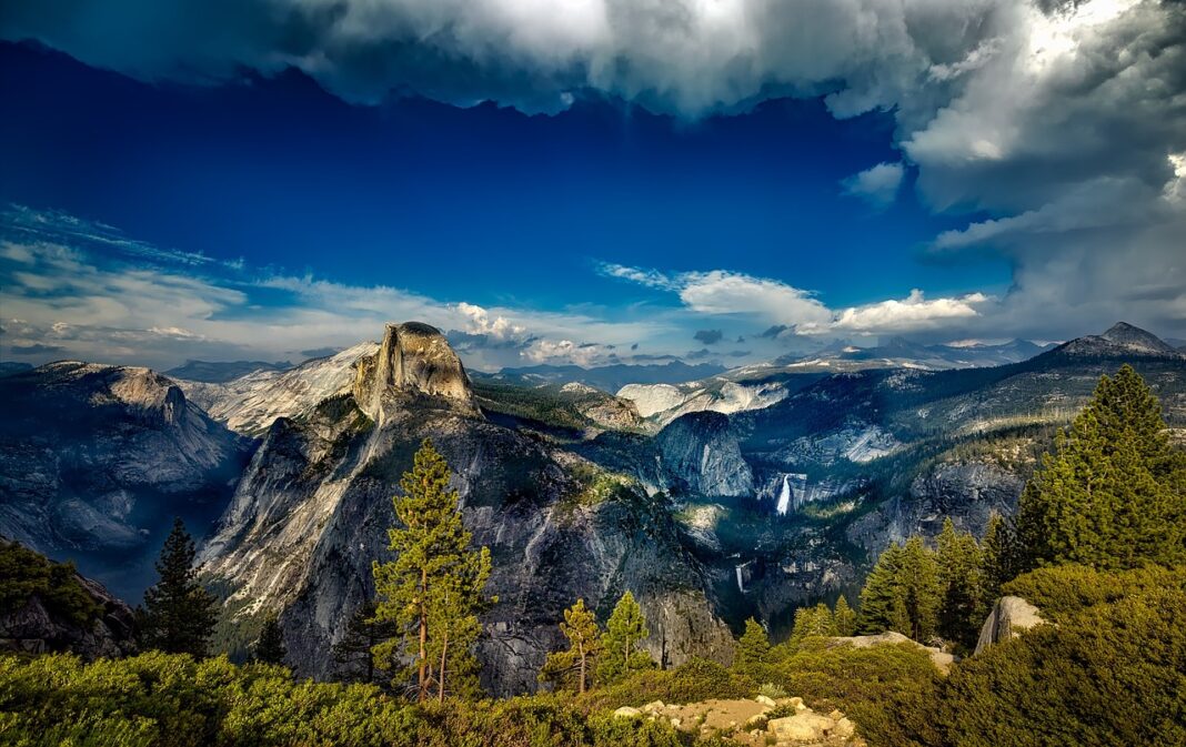 mountains-1590012_1280