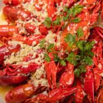Gotowanie krewetek po cajun z ziołami i masłem czosnkowym