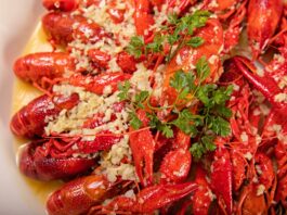Kuchnia Luizjany jambalaya, gumbo i inne dania, które musisz poznać Gotowanie krewetek po cajun z ziołami i masłem czosnkowym