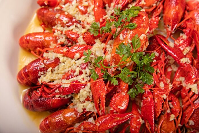 Gotowanie krewetek po cajun z ziołami i masłem czosnkowym Gotowanie krewetek po cajun z ziołami i masłem czosnkowym