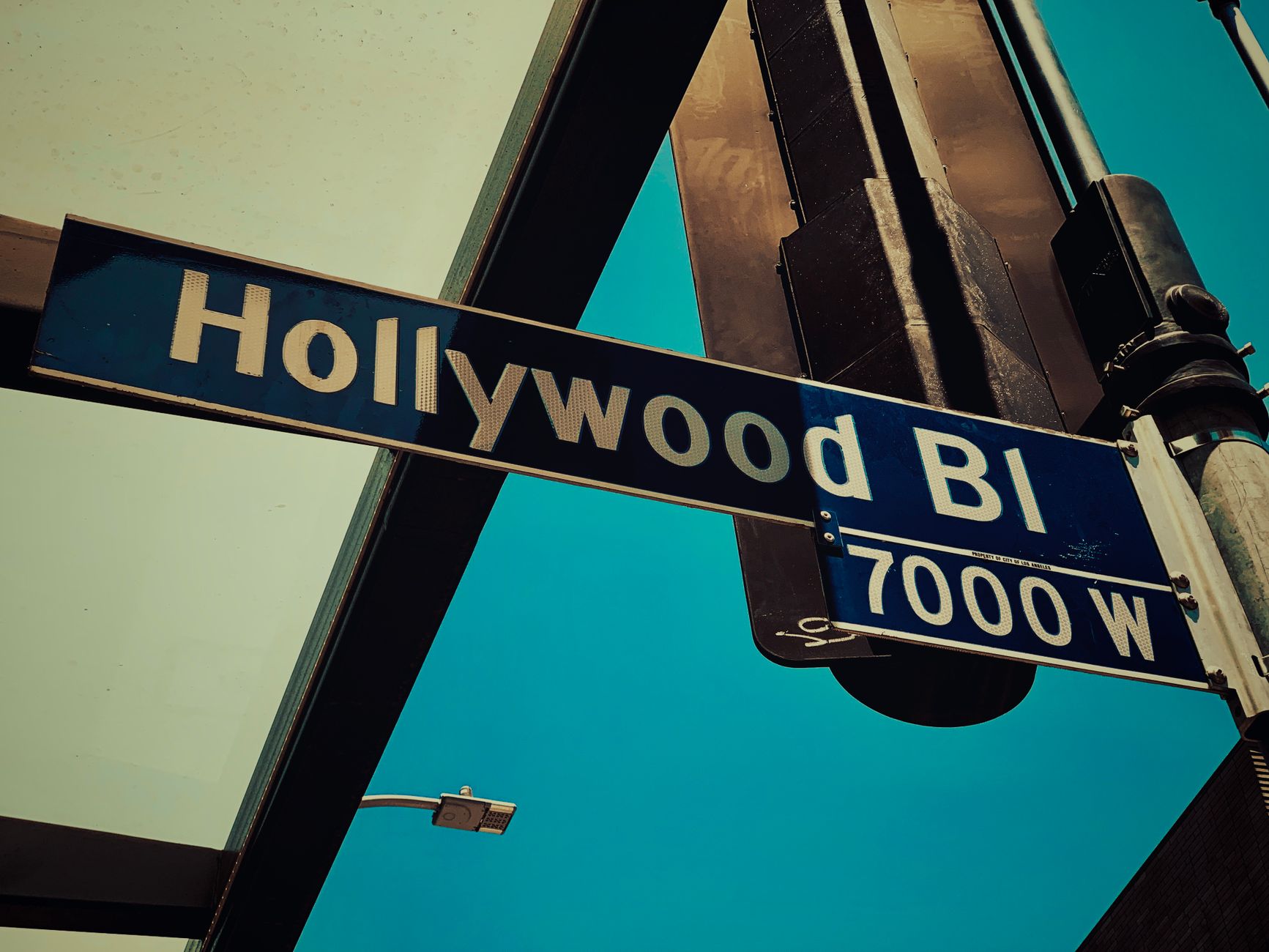 Znak uliczny Hollywood Boulevard w słonecznym Los Angeles