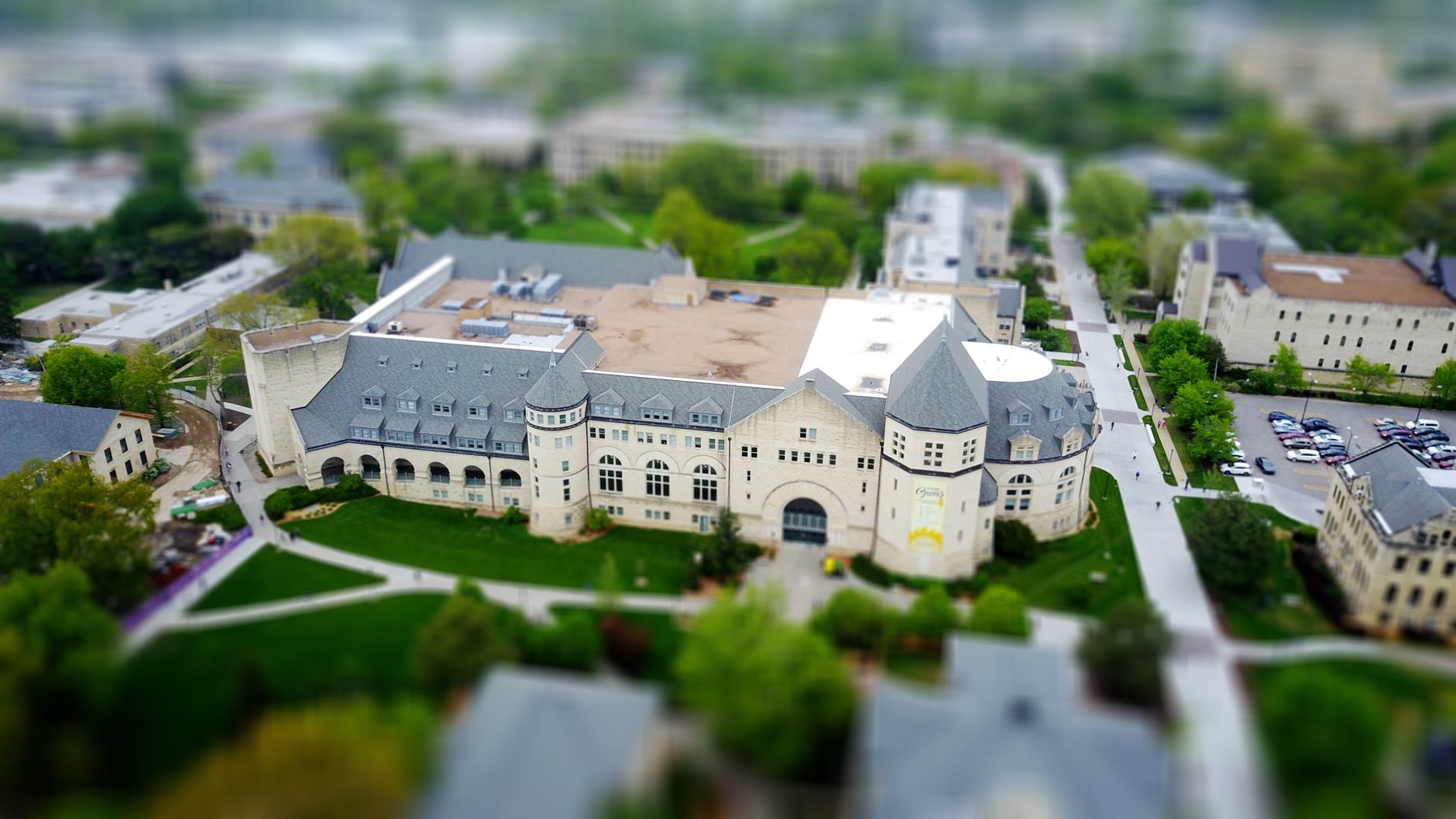 Jak wygląda życie w małym amerykańskim college town: kampus, sport i studenckie tradycje