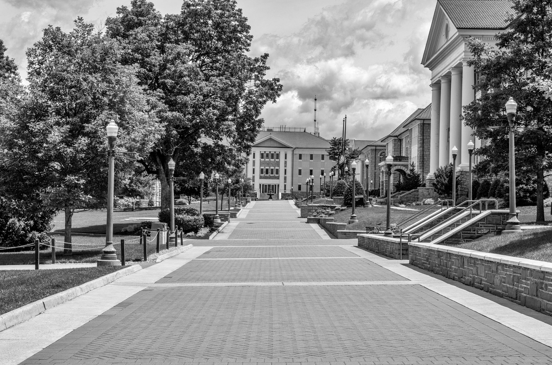 Jak wygląda życie w małym amerykańskim college town: kampus, sport i studenckie tradycje
