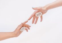Historia amerykańskich wyborów prezydenckich kontrowersje reformy i kluczowe kampanie Dwie dłonie z naklejkami I Voted symbolizujące udział w wyborach