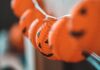 Dlaczego w USA Halloween jest ważniejsze niż Zaduszki i Wszystkich Świętych Zbliżenie na pomarańczowe dynie Halloween z lampionami