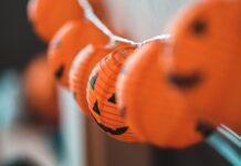Dlaczego w USA Halloween jest ważniejsze niż Zaduszki i Wszystkich Świętych Zbliżenie na pomarańczowe dynie Halloween z lampionami