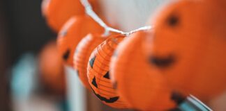 Dlaczego w USA Halloween jest ważniejsze niż Zaduszki i Wszystkich Świętych Zbliżenie na pomarańczowe dynie Halloween z lampionami