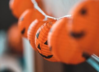 Dlaczego w USA Halloween jest ważniejsze niż Zaduszki i Wszystkich Świętych Zbliżenie na pomarańczowe dynie Halloween z lampionami