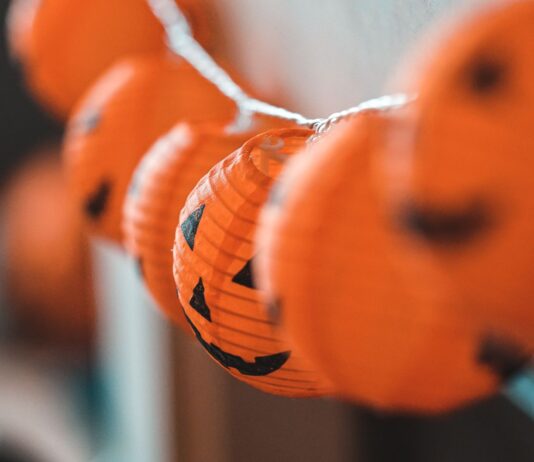 Zbliżenie na pomarańczowe dynie Halloween z lampionami