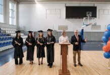 Stypendia sportowe i akademickie w USA dla Polaków: jak zdobyć dofinansowanie na studia? Absolwenci w togach odbierają dyplomy podczas uro