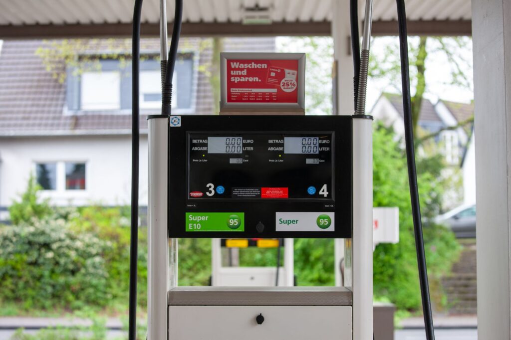 Tankowanie na stacji w USA: dlaczego dystrybutor prosi o ZIP code i jak płacić polską kartą?