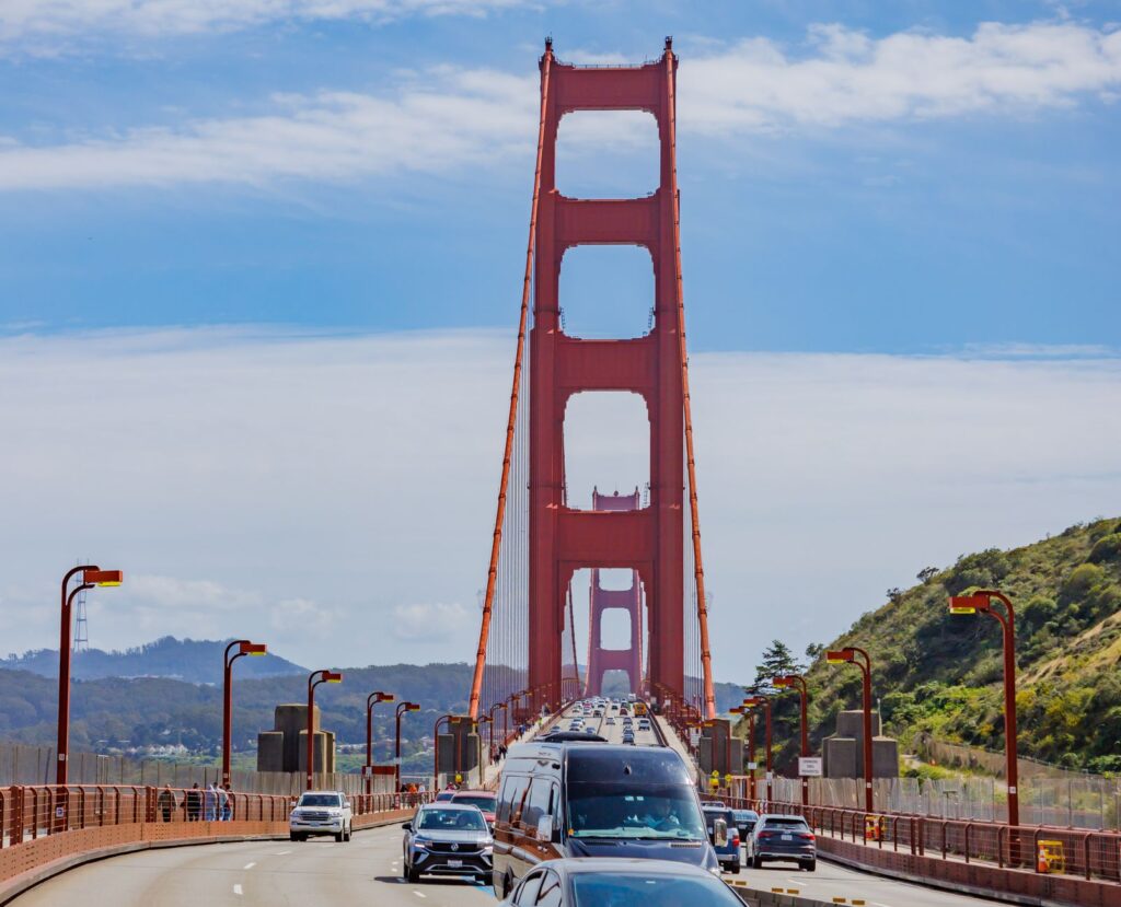Ruch samochodowy na moście Golden Gate w San Francisco pod błękitnym niebem
