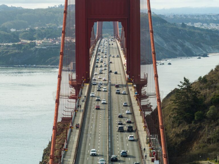 Widok z lotu ptaka na ruch na moście Golden Gate w San Francisco